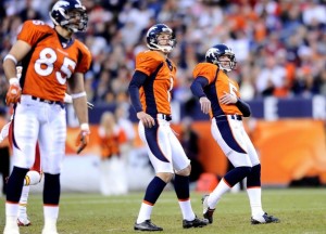 Tony Mustard, Matt Prater, and Brett Kern watch Prater's field goal attempt (Reuters Photo)