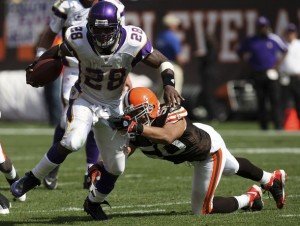 Minnesota Vikings Adrian Peterson (28) runs out of the grasp of Cleveland Browns Eric Barton during the third quarter of their NFL football game in Cleveland, Ohio September 13, 2009.   REUTERS/Aaron Josefczyk (UNITED STATES SPORT FOOTBALL)