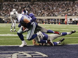 Dallas Cowboys tight end Jason Witten scores a touchdown against New York Giants Antonio Pierce (58) and Chase Blackburn (R) in the second quarter of their NFL game at Cowboys' home opener in their new Cowboys Stadium in Arlington, Texas, September 20, 2009.      (REUTERS/Jessica Rinaldi)