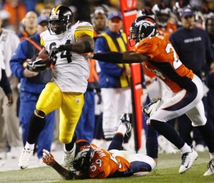 Pittsburgh Steelers running back Rashard Mendenhall (L) slips a tackle for a long run in the third quarter past Denver Broncos linebacker Wesley Woodyard (C) and cornerback Champ Bailey in their NFL football game in Denver November 9, 2009.  (REUTERS/Rick Wilking)