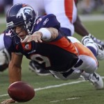 Brady Quinn (9) dives for a fumble recovery. (AP Photo/Tony Tribble)