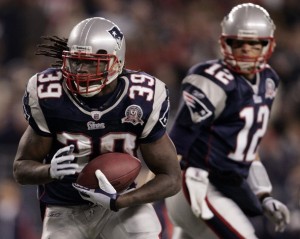 New England Patriots running back Laurence Maroney (L) rushes after taking a handoff from quarterback Tom Brady in the fourth quarter of their NFL football game against the New York Jets in Foxborough, Massachusetts November 22, 2009. (REUTERS/Adam Hunger)