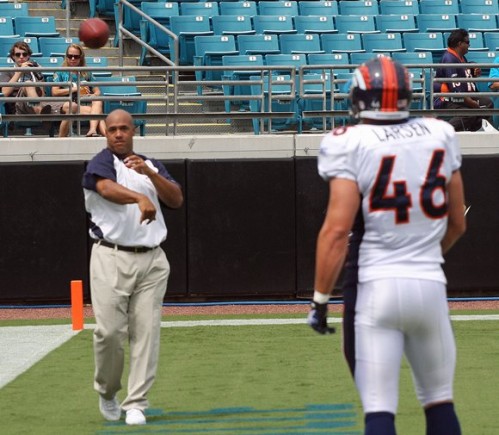 Broncos running back coach Eric Studesville throws a pass to fullback Spencer Larsen (DenverBroncos.com)